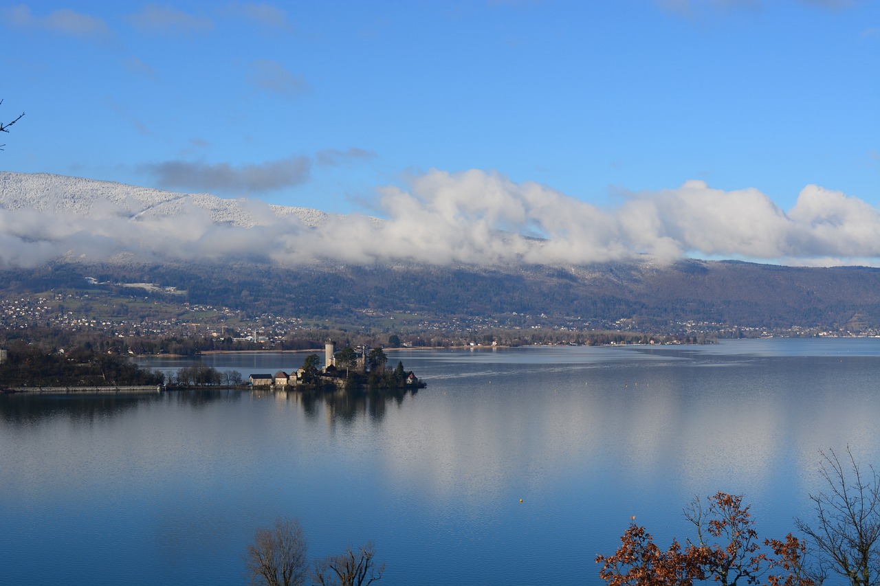 Regard de l’archéologie sur l’enracinement d’Annecy entre lac et montagne